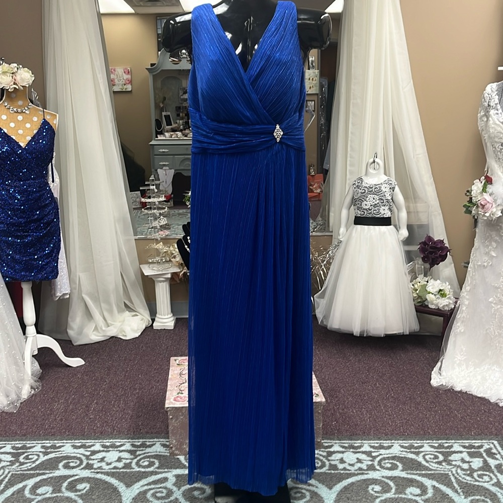 Long Crinkle Metallic Dress w/ Waist Band Featuring a Diamond Shaped Rhinestone